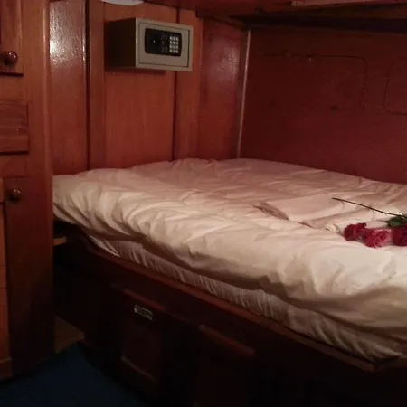 Boat & Breakfast Caicco Freedom Botel 2*