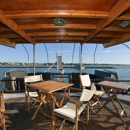 Boat & Breakfast Caicco Freedom Úszó hotel 2*