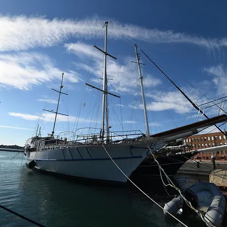 Boat & Breakfast Caicco Freedom Botel 2*
